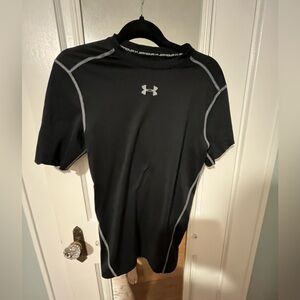 Under armour compression shirt
Black size medium